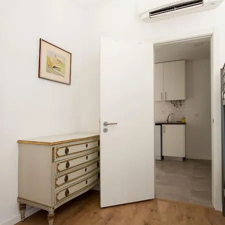 Near The River 3 Bedrooms Flat, With Ac For 9