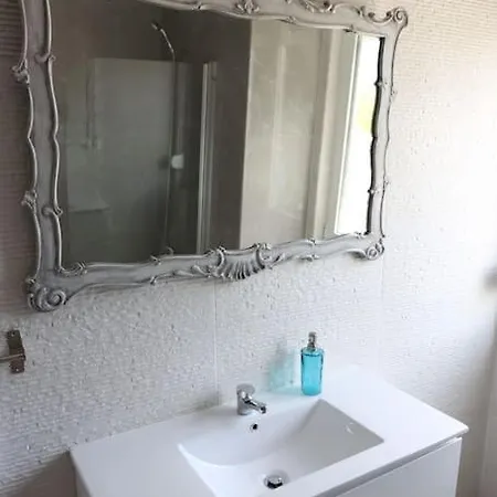 Near The River 3 Bedrooms Flat, With Ac For 9 Lejlighed *